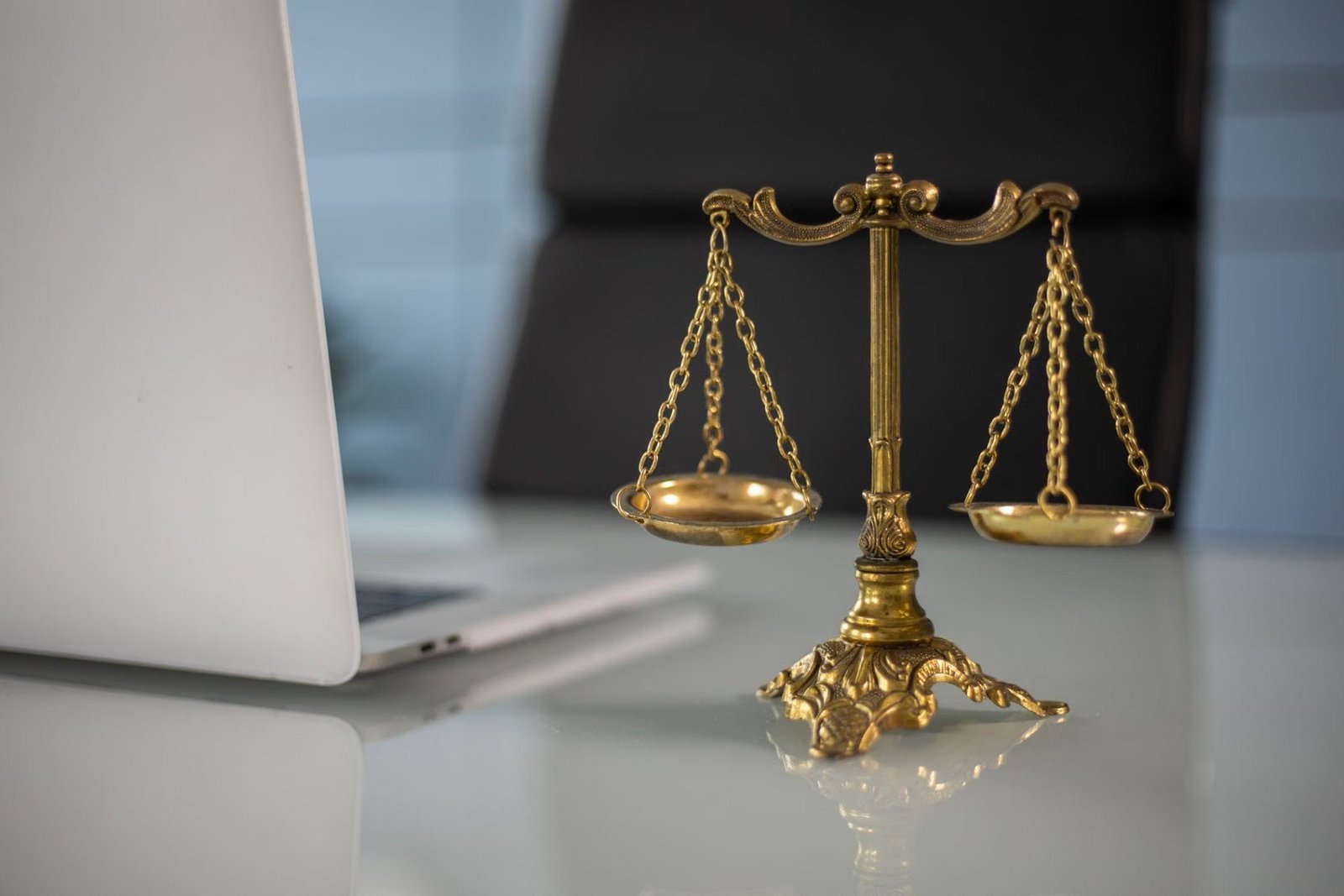 Balança da justiça sobre a mesa de trabalho